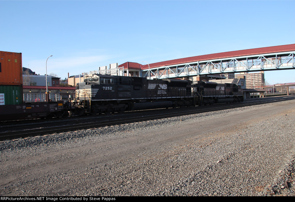 NS 7252 takes a stack train east